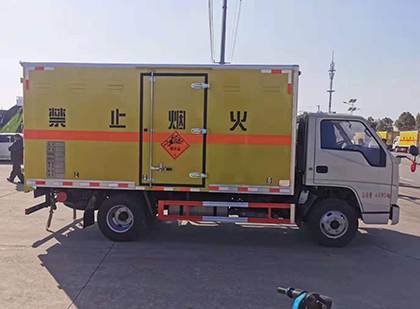 商都爆破器材运输车工人安全操作规范与智能技术保障